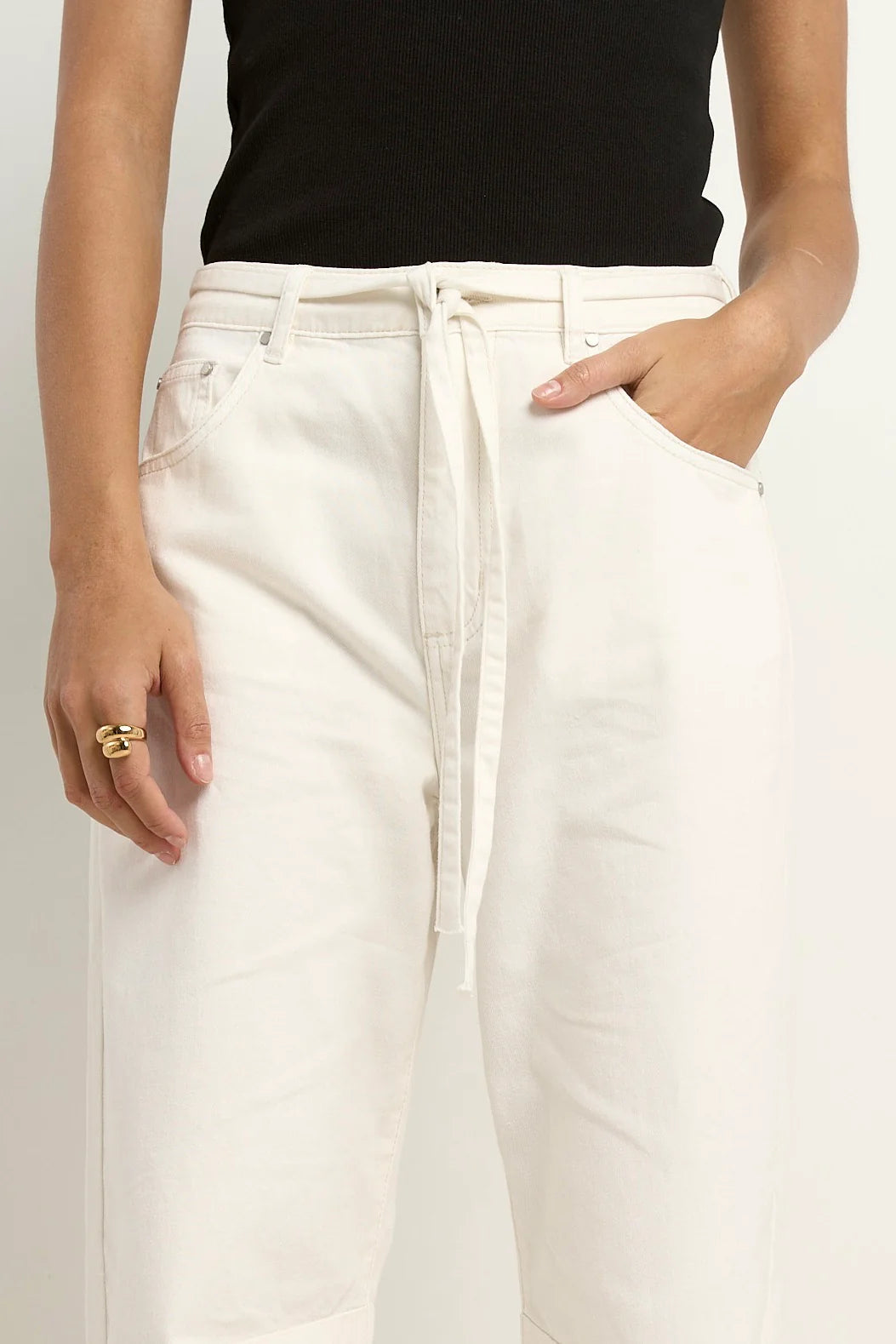 STORIES BE TOLD CAMPUS TIE WAIST BARREL JEANS - Ecru