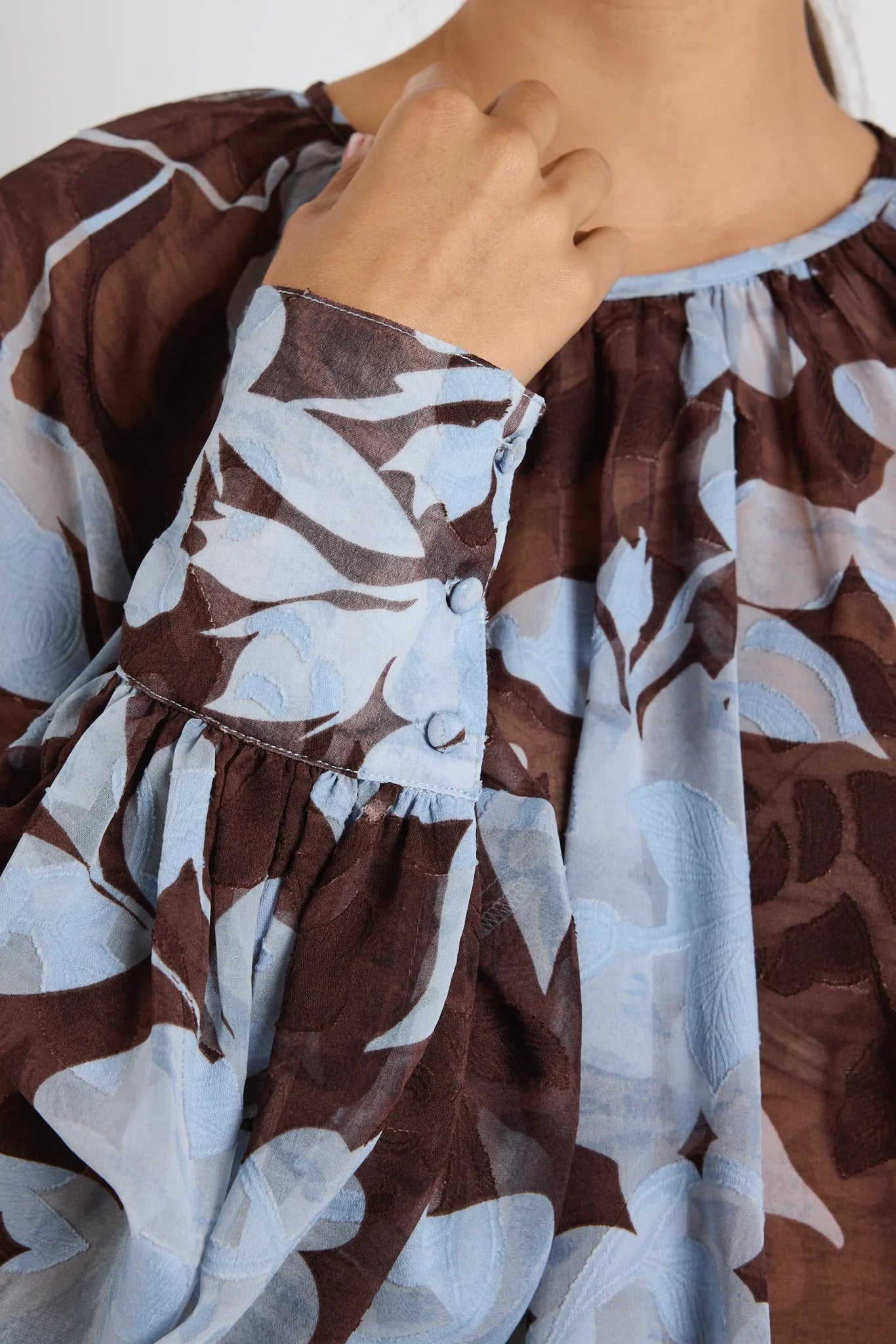 STORIES BE TOLD COSMOPOLITAN TOP - Chocolate Blue Floral