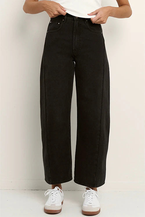 AMONG THE BRAVE VARSITY FORWARD SEAM BARREL JEANS - Washed Black