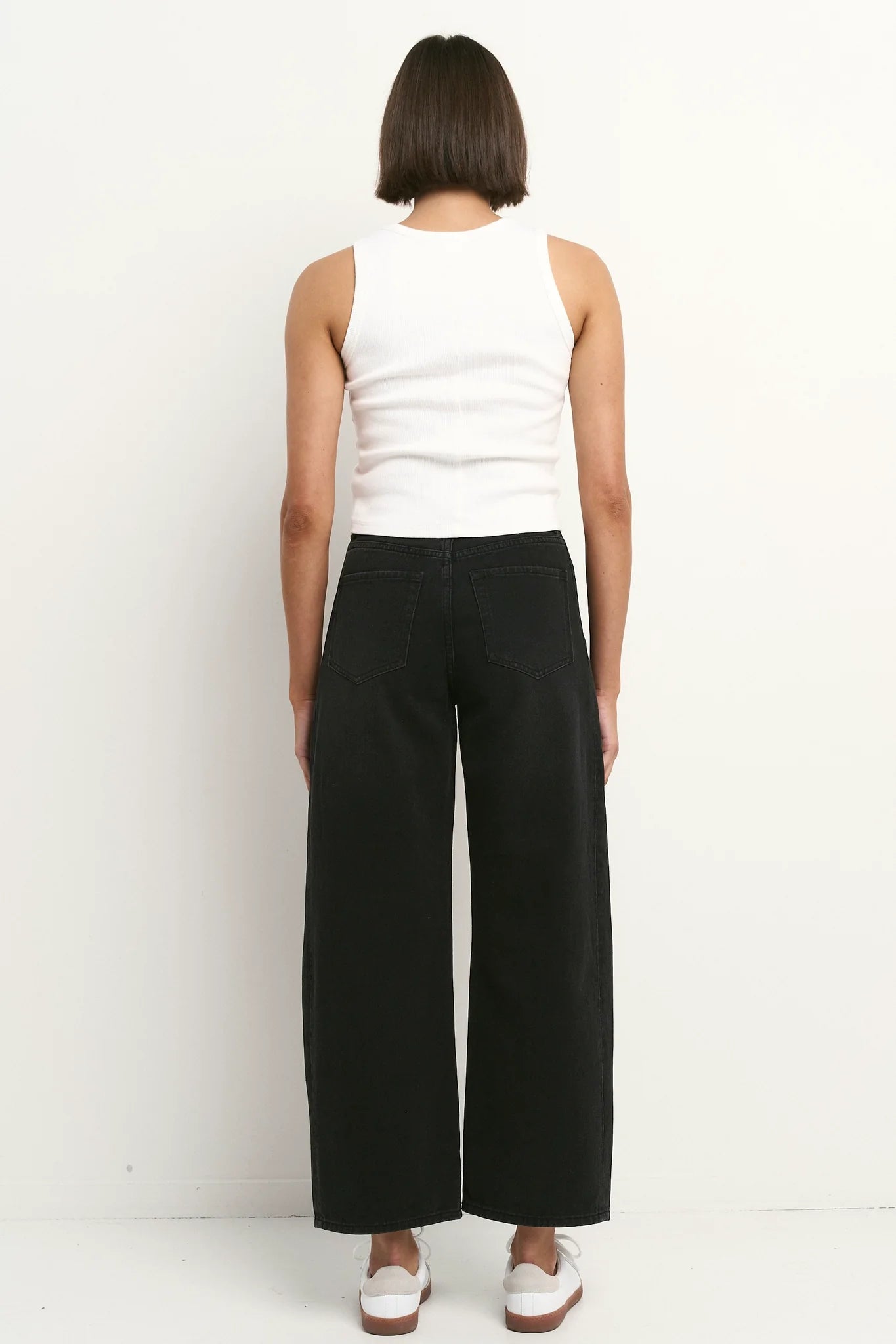 AMONG THE BRAVE VARSITY FORWARD SEAM BARREL JEANS - Washed Black