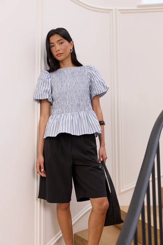 STORIES BE TOLD - ARTIFACT SHIRRED BUBBLE SLEEVE TOP - Pale Blue Stripe