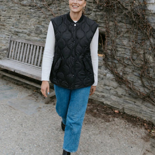 MOKE NEVE QUILTED VEST - Black